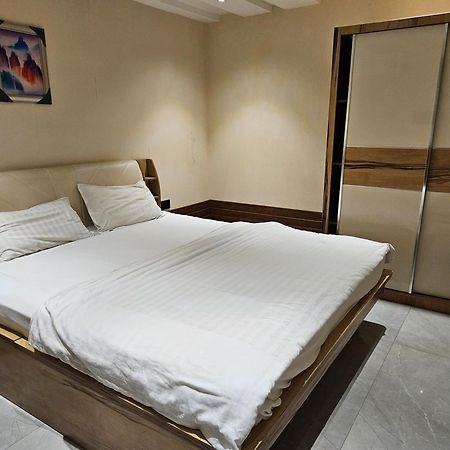 Stayez Studio Apartments Indore Buitenkant foto
