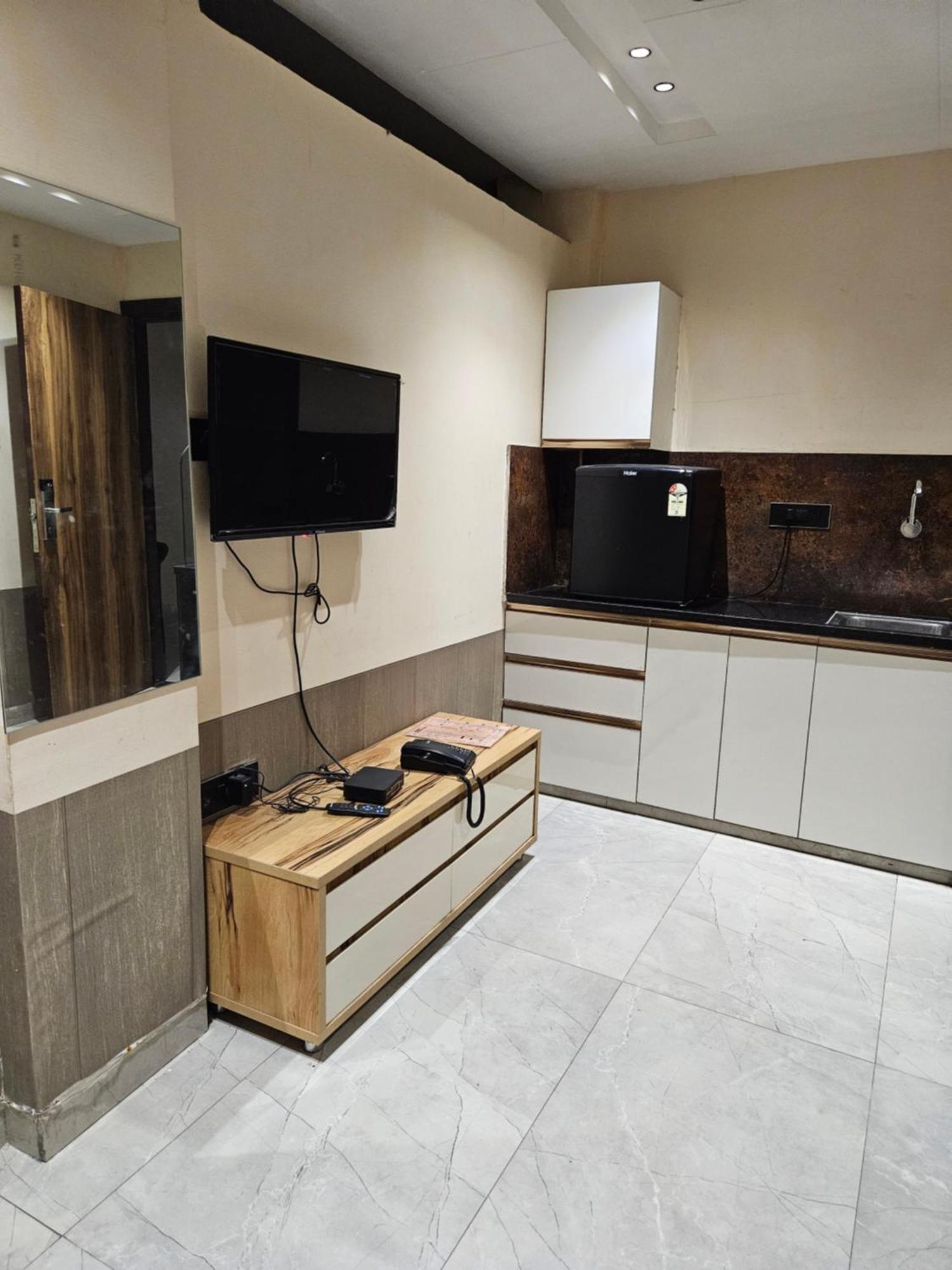 Stayez Studio Apartments Indore Buitenkant foto