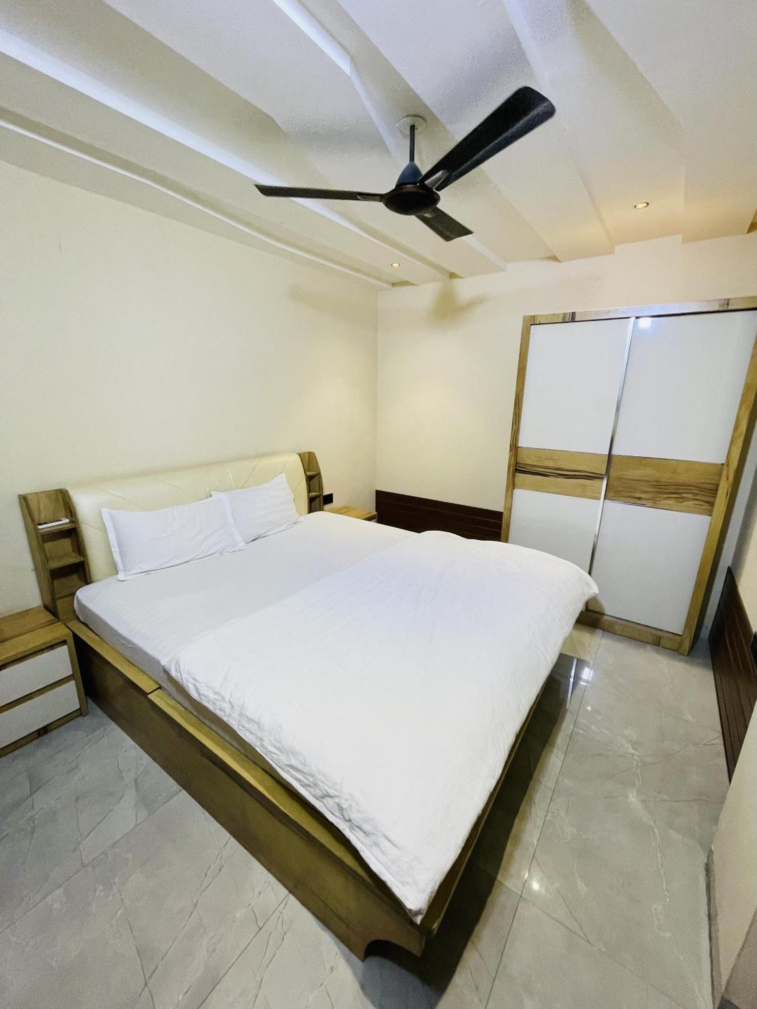Stayez Studio Apartments Indore Buitenkant foto