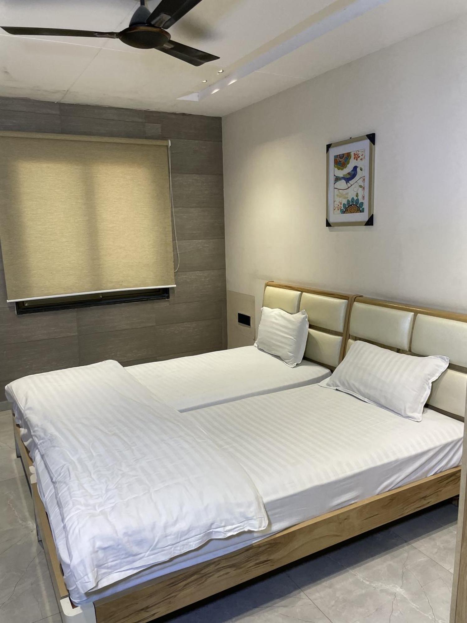 Stayez Studio Apartments Indore Buitenkant foto
