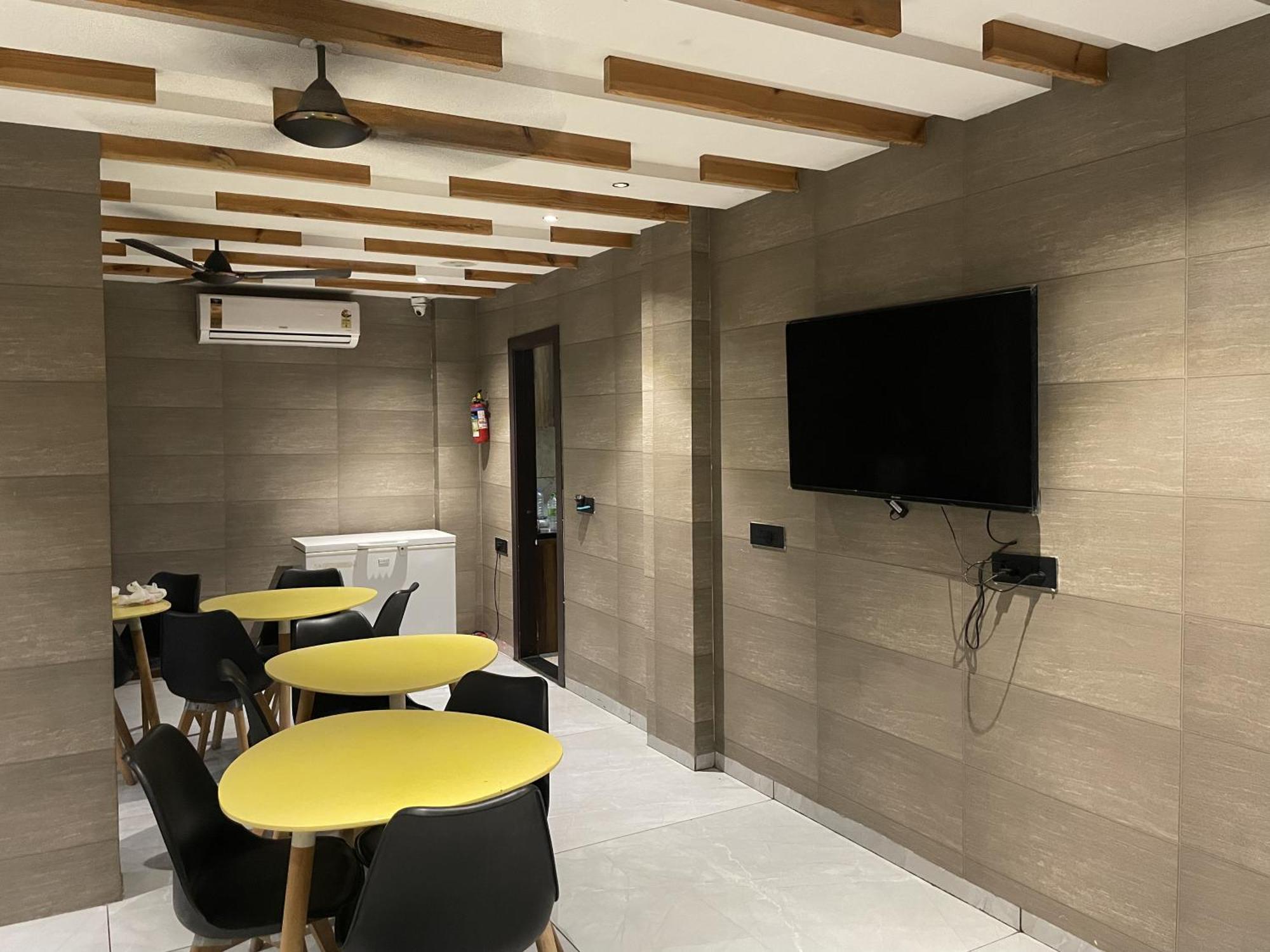 Stayez Studio Apartments Indore Buitenkant foto