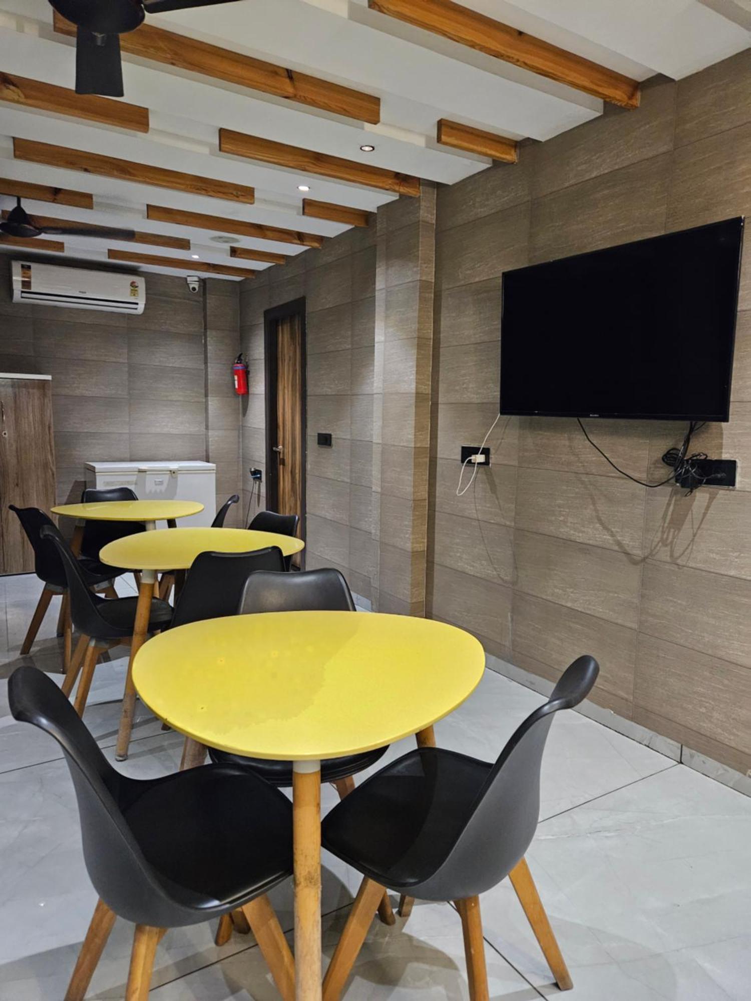 Stayez Studio Apartments Indore Buitenkant foto