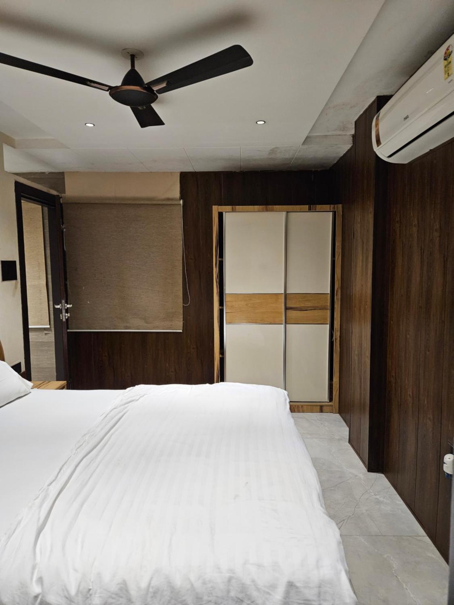 Stayez Studio Apartments Indore Buitenkant foto