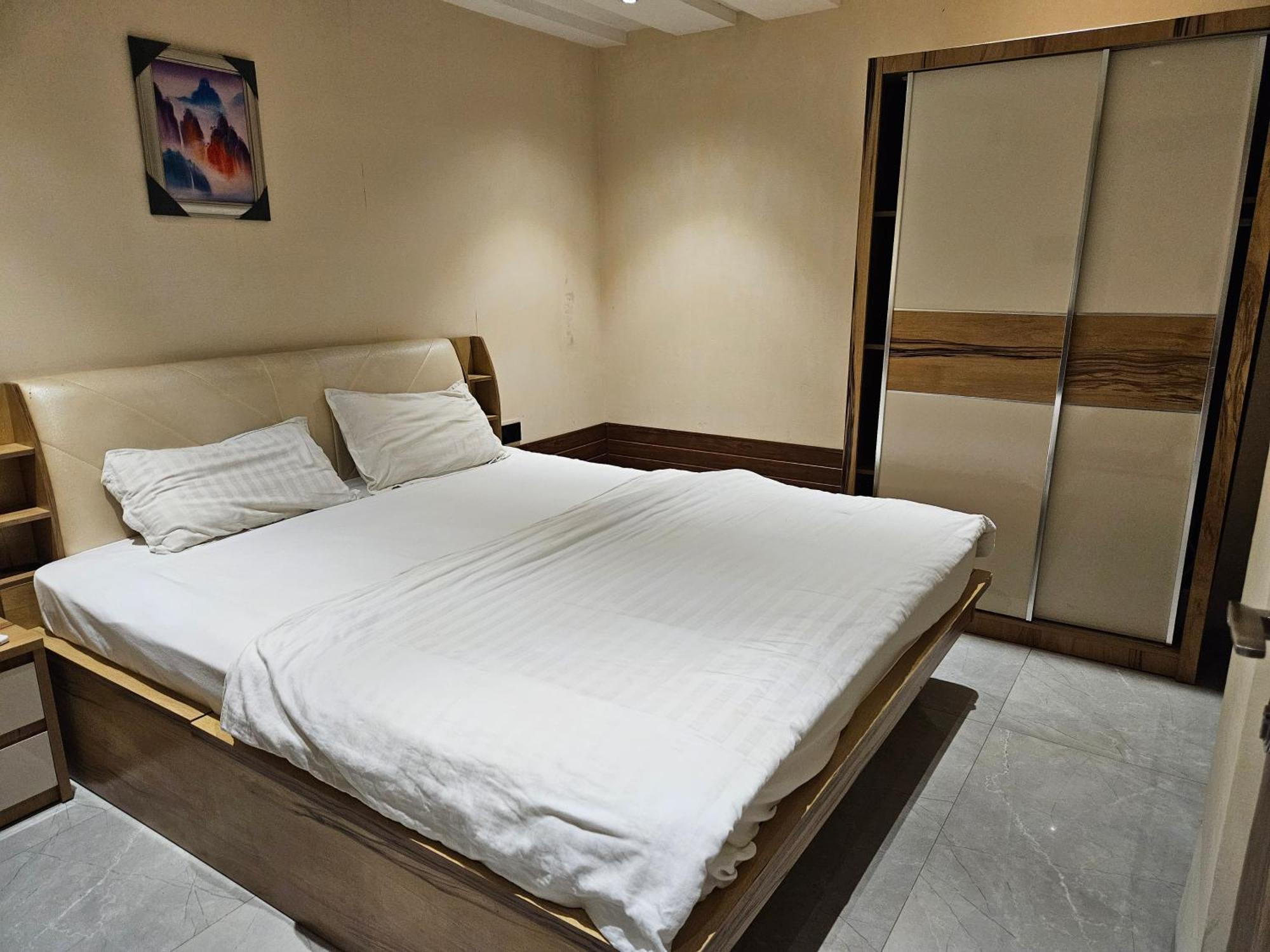 Stayez Studio Apartments Indore Buitenkant foto